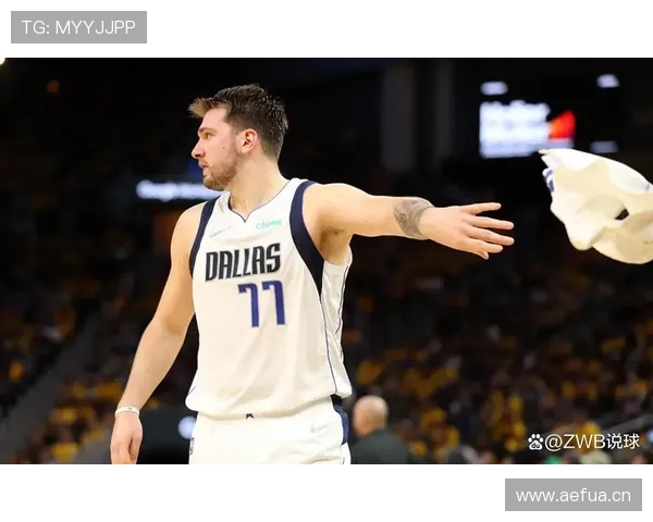 东契奇连换两套椅子坐着看球，场上场下判若两人啊！