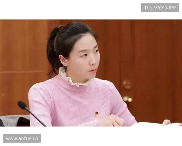 我说魏秋月私下像个富家千金，训练鞋和香槟杯同框也太冲突